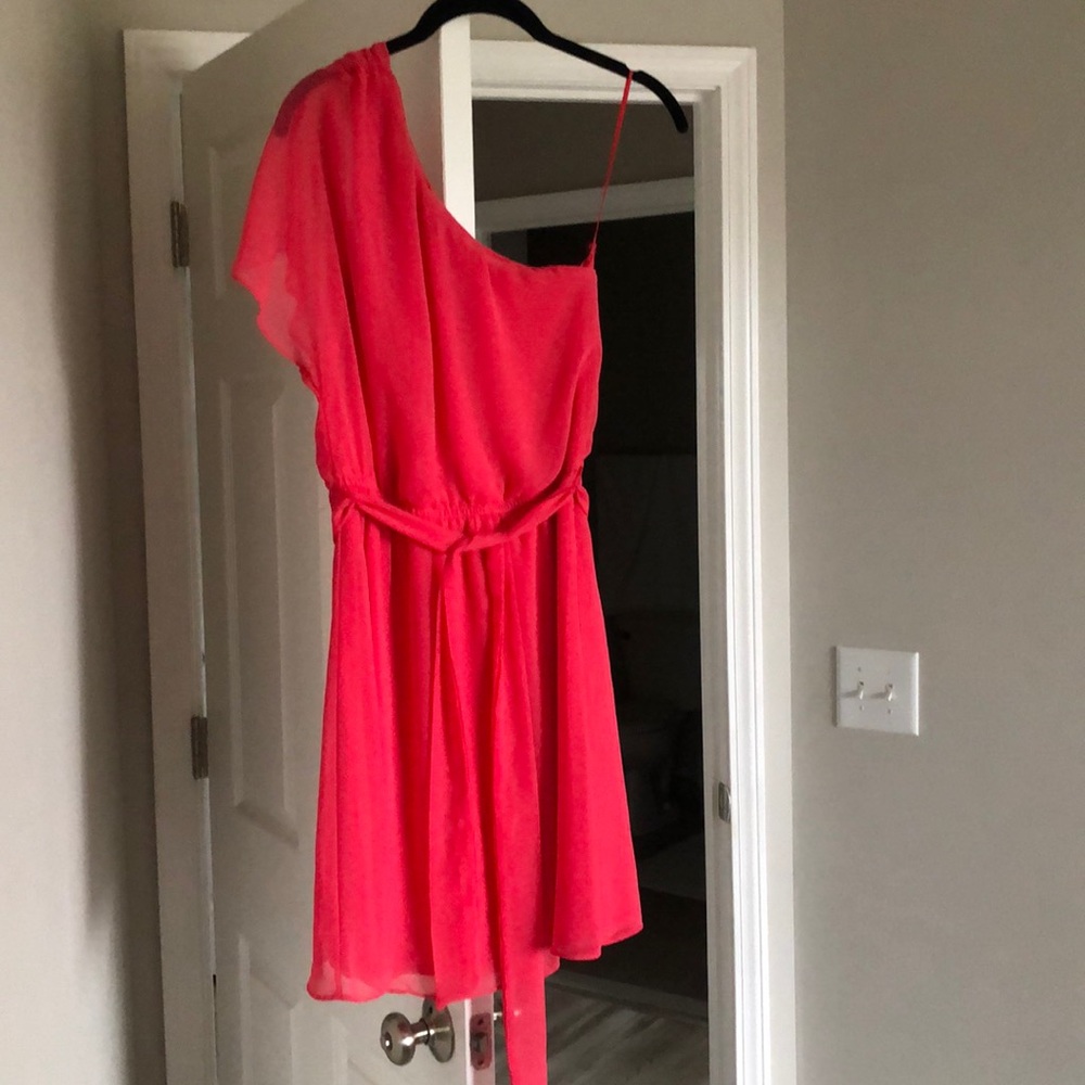 Gorgeous one shoulder dress!